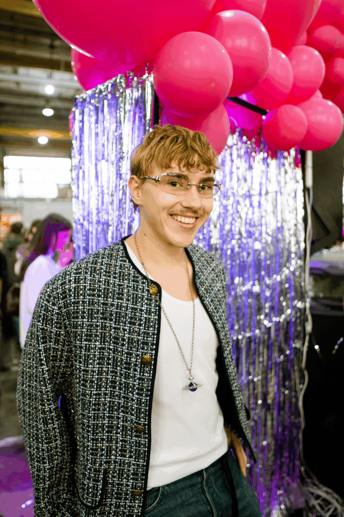 Антон тут рядом