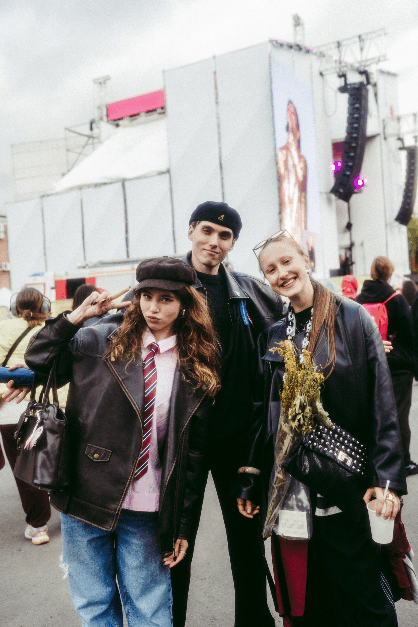 Антон тут рядом