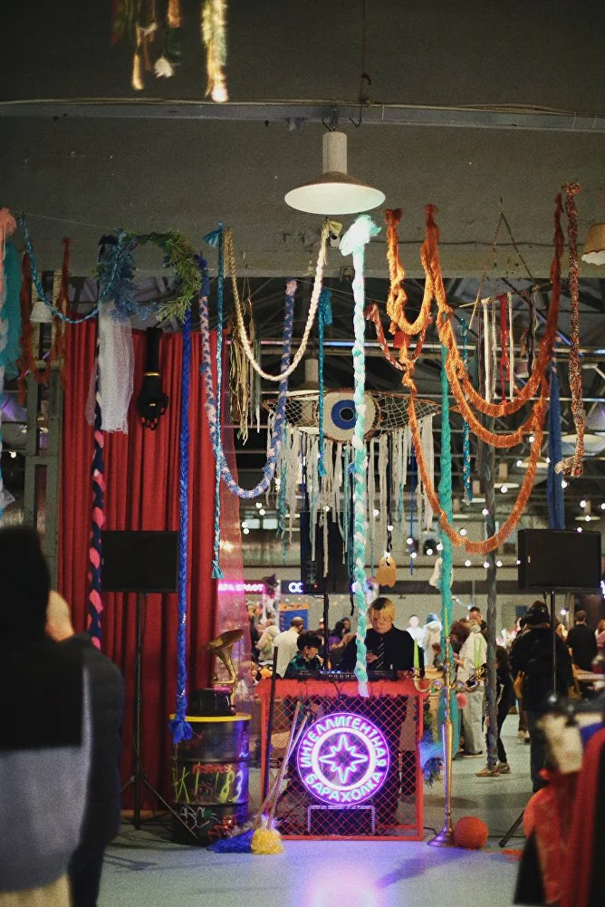 Новогодний поп-ап от Интеллигентной барахолки